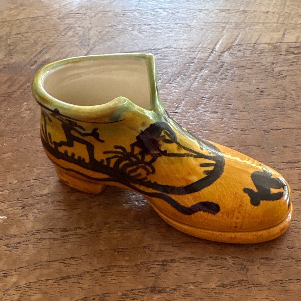 Darwin NT Australia Hand‎ Painted Ceramic Boot Figurine Outback Kangaroo Yellow